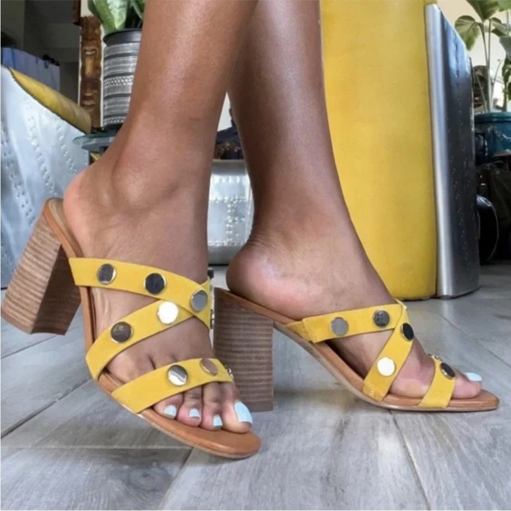 New Jessica Carlife Yellow Studded Block Heel Sandals 💛💛